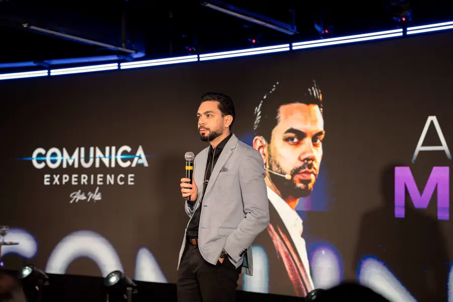 Airton Motta no palco do Comunica Experience