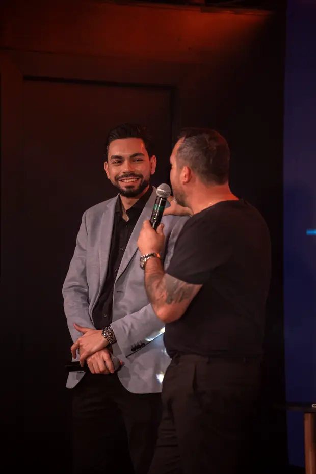 Airton Motta em conversa no palco durante o evento