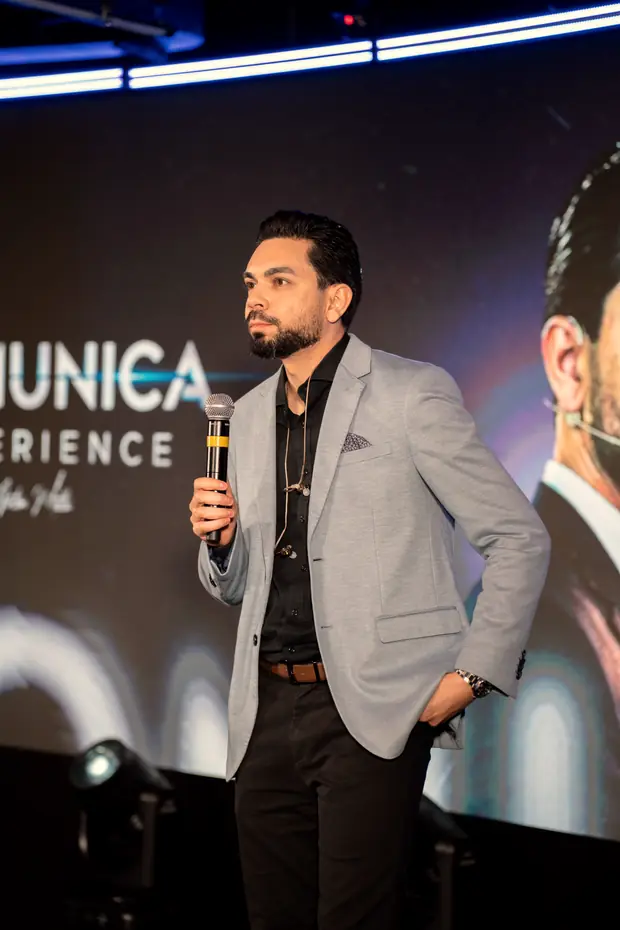 Airton Motta ao microfone no palco do Comunica Experience