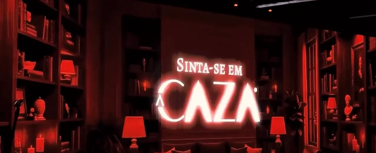 Ambiente da Caza Millennium com letreiro em neon