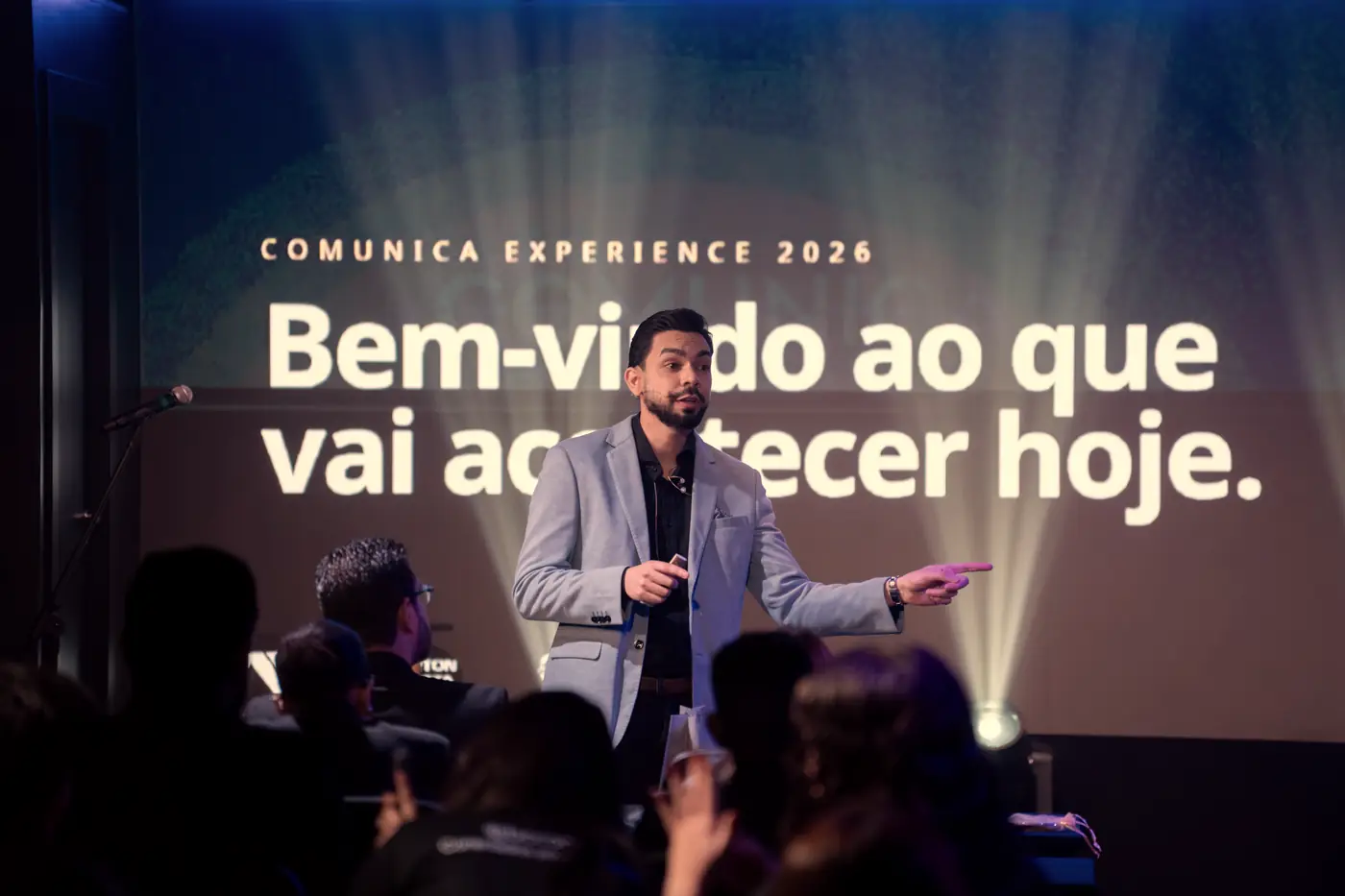 Airton Motta abrindo o Comunica Experience diante da plateia